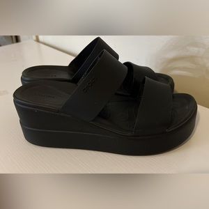 Black crocs size 6